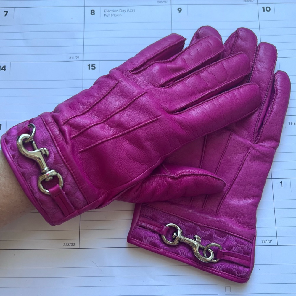 Hot pink leather lined Coach gloves size 7 silver hardware
